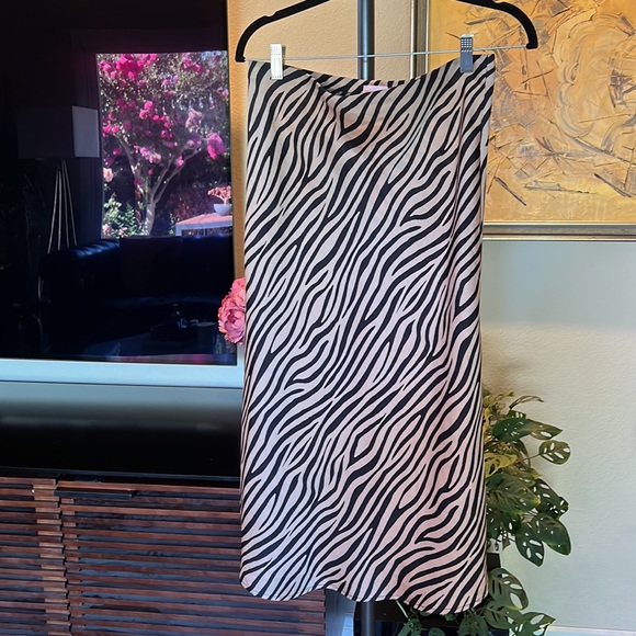 re=named midi skirt in tiger print - Picture 3 of 4